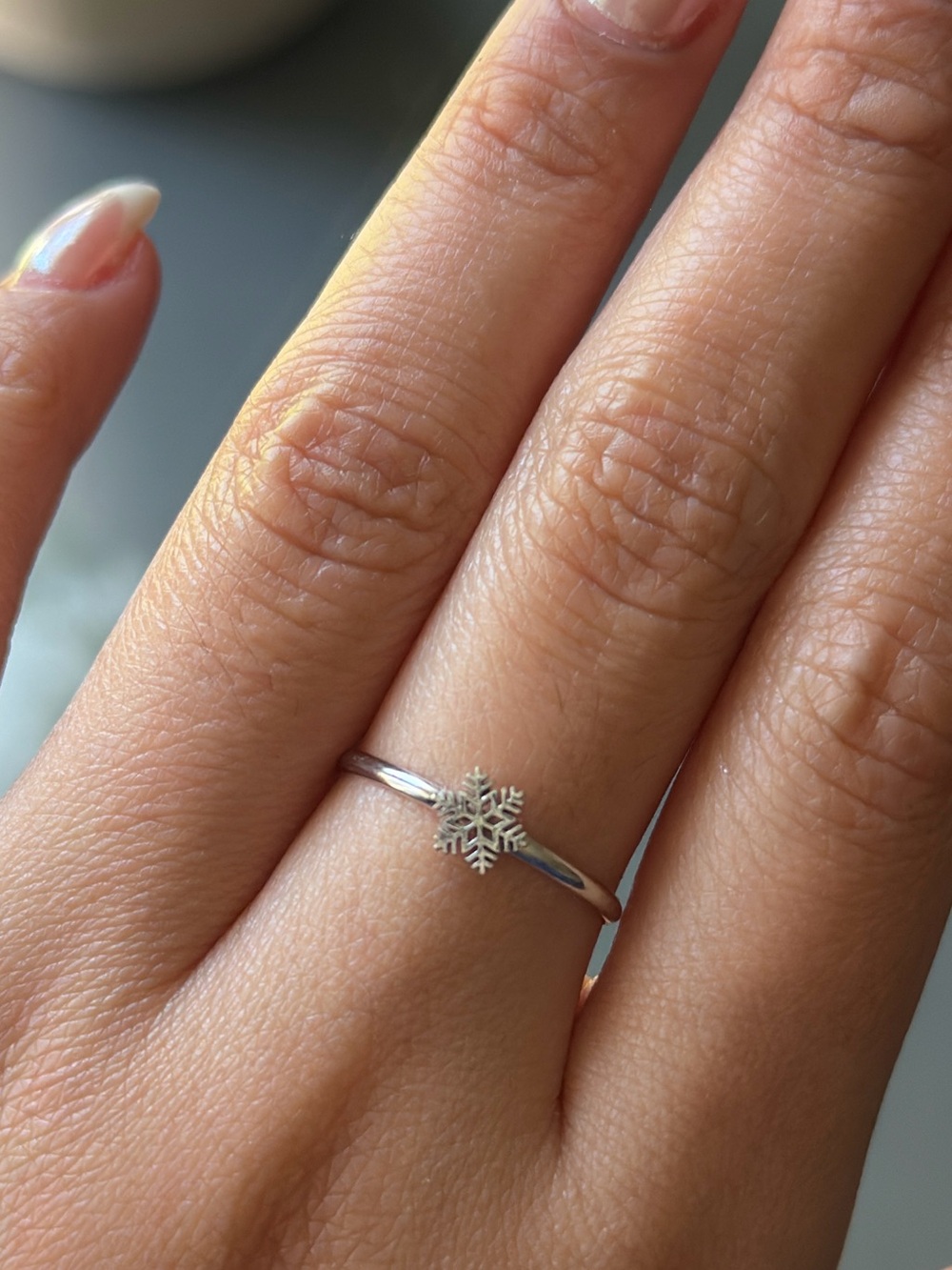 9k white gold dainty snowflake Ring size 8